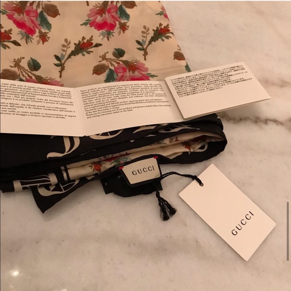 ⭐️SOLD⭐️Gucci Blind For Love Floral Silk Scarf - Picture 7 of 11